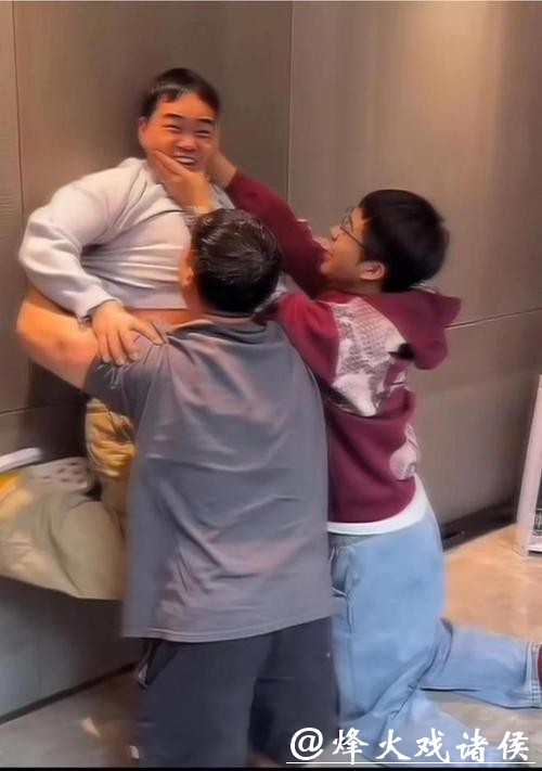 岳云鹏的徒弟尚筱菊爆料，德云社的压岁钱，一般是师叔给500元，师大爷给1000元，爷爷辈的给1500元。这压岁钱，拿得可真不容易