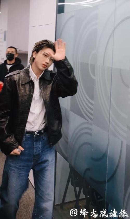 蔡徐坤怂了吗？如今低调扫楼现身了被称鸡架子没了，路人缘究竟还能回暖吗